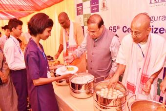 The Chief Minister interacts & serves nutritious meals to school children.